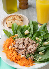 Rucula, tuna, parmesan and carrot salad with toast