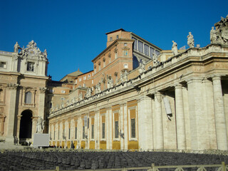 Fototapeta na wymiar Vatikan Vatikanstadt Petersplatz Petersdom Rom - Säulen Fassade Kapitelle mit blauem Himmel