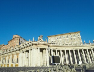 Vatikan Vatikanstadt Petersplatz Petersdom Rom - Säulen Fassade Kapitelle mit blauem Himmel
