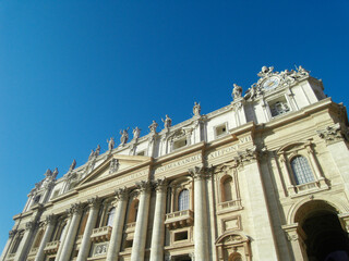 Fototapeta na wymiar Vatikan Vatikanstadt Petersplatz Petersdom Rom - Säulen Fassade Kapitelle mit blauem Himmel