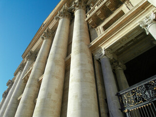 Vatikan Vatikanstadt Petersplatz Petersdom Rom - Säulen Fassade Kapitelle mit blauem Himmel