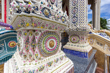 Obraz premium Mosaic Ceramic Abstract Wall In Wat Bang lamung Thai Temple,Beautiful detail of traditional Thai art decorated made from ceramic tile ,Art of borken mosaic interior and decorate at Banglamung Temple ,