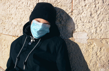 jeune garçon portant un masque contre le covid sur tout le visage, un ado qui en a marre