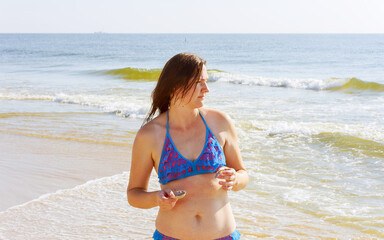 Fototapeta na wymiar beautiful girl walking the summer beach