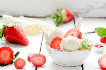 Erdbeereisbecher Erdbeeren Eisbecher frisch Kugeleis Speiseeis 