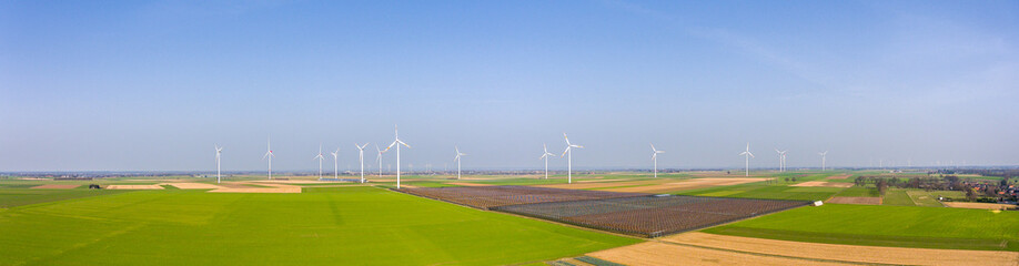 Windräder im ländlichen Raum mit Feldern, Windpark Deutschland