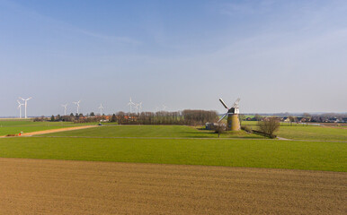 alte Windmühle auf dem Land
