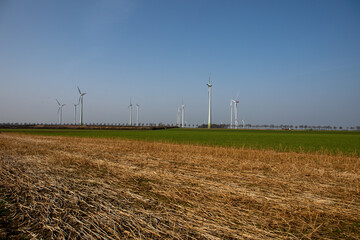 Fototapeta na wymiar Windpark in ländlicher Umgebung, Landschaft