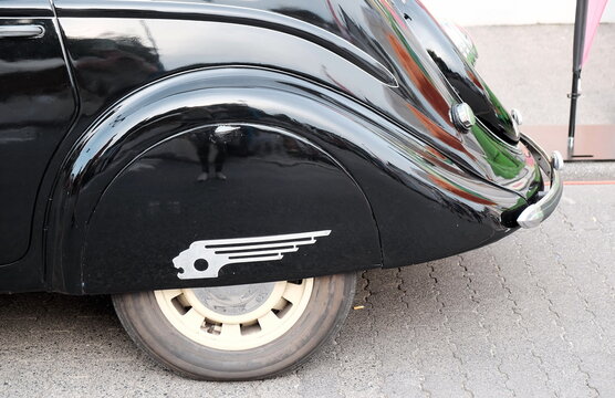 Geschwungener schwarzer Kotfl&uuml;gel der Peugeot 402 Limousine der Drei&szlig;igerjahre mit Radverkleidung am 26.07.2019 beim Oldtimertreffen Golden Oldies in Wettenberg Krofdorf-Gleiberg bei Gie&szlig;en in Hessen 