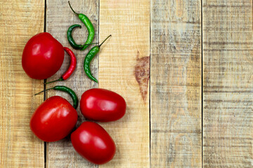 Jitomate-tomate en fondo madera