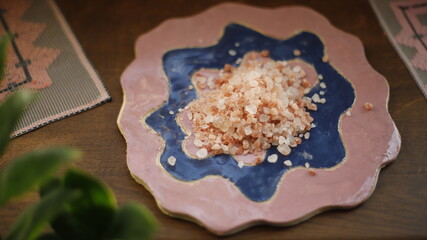 Sól himalajska na talerzyku różowym  - obrazy, fototapety, plakaty