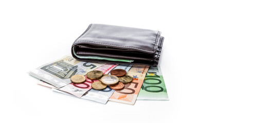 Euro Bargeld mit Geldbörse auf hellem Hintergrund