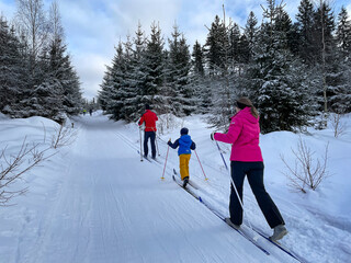 Familie beim Wintersport im Thüringer Wald