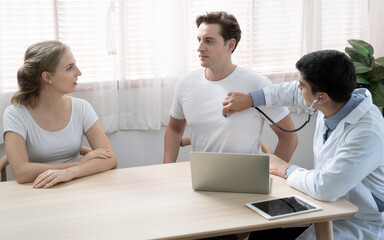 Obraz premium Couples do annual checkups and listen to their doctor's recommendations, Keeping your health away from disease.