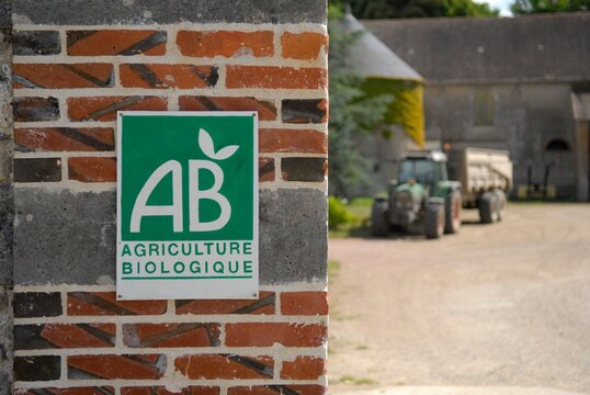 Pancarte label Bio à l'entrée d'un corps de ferme