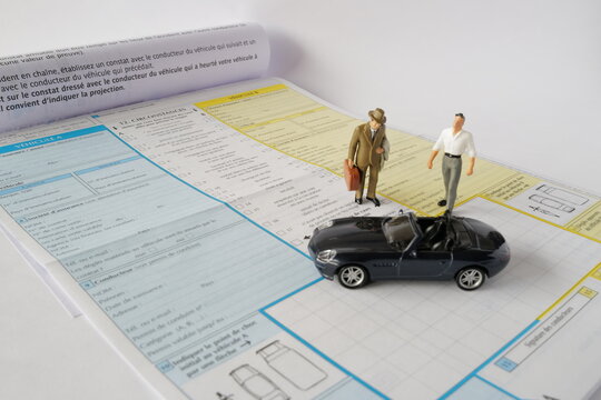 constat d'accident verso deux hommes et une voiture