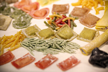 Diversi tipi di pasta fresca italiana e ravioli