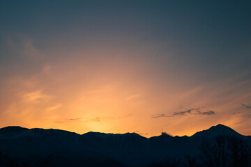 春の夕方の常念岳