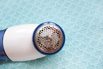 machine for removing pellets against the background of a knitted sweater.