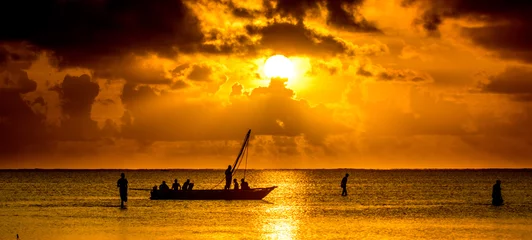 Foto op Plexiglas Een traditionele inheemse nagalawa bij zonsopgang. De ngalawa of ungalawa is een traditionele kano met dubbele stempel van de Swahili die op Zanzibar wonen © Bob