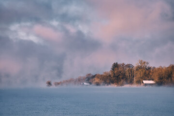 Blick von Herrsching auf Bucht / Ufer bei Sonnenaufgang und Nebel am Morgen