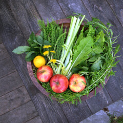 warzywa na tacy,  zdrowe nowalijki, zielony sok, mlecz, dieta, zdrowie, kwiat,