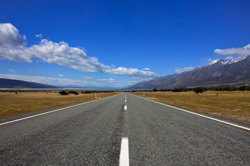 Naklejka premium Scenic road along Lake Pukaki in New Zealand