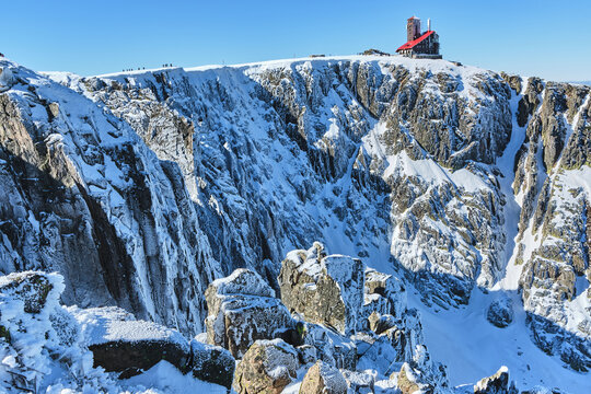 Winter landscape on high rocks during the sunny day. Snow Boats in the Karkonosze Mountains, Snezne Jamy Krkonose, Sniezne Kotly