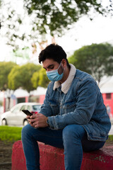 Obraz premium hombre hablando por telefono
