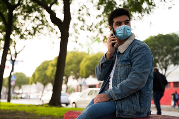 hombre hablando por telefono