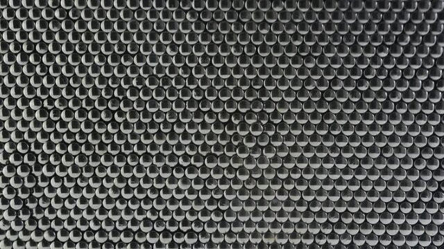 un bel gioco fatto da cilindri metallici in movimento, una texture creata da cilindri metallici che si muovono rapidamente, quadro chiodi 3d