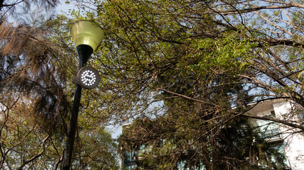 Alumbrado público con poste y luces de led encendidas