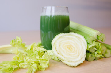 Obraz na płótnie Canvas Celery juice making, blender on the table, celery pieces