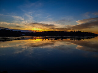 Obraz premium reflection of the rising sun in the water - Lysaker