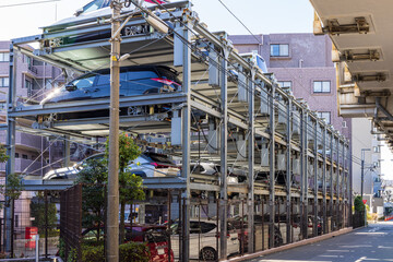 日本の集合住宅の立体駐車場