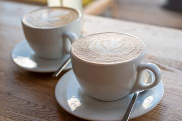 Cappuccino mit Latte Art im Café