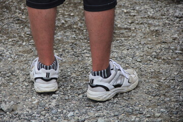 後から見た男性の足元