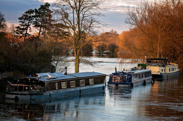After the snow melt and heavy rainfall, the Thames overflows and floods a large part of the area around it.