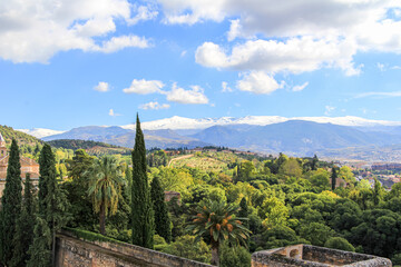 Blick auf die Berge der Sierra Nevada von der Alhambra aus in Granada, Andalusien, Spanien