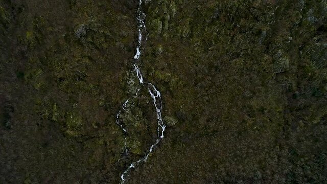 Cascadas en la naturaleza a vista de Drone 