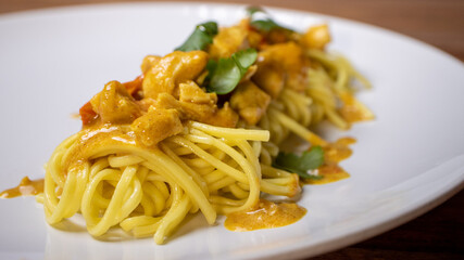 Noodles con pollo e curry 1