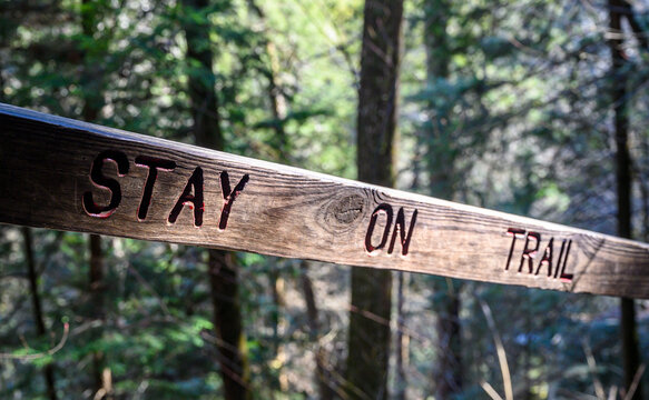 A message on a fence by a hiking trail.