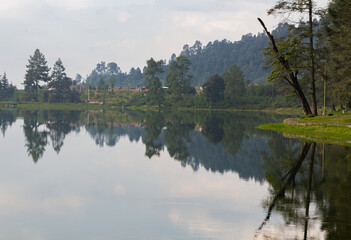 Fototapeta na wymiar lago con reflejos simétricos 