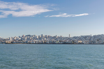 Ciudad de San Francisco, California, Estados Unidos de America desde un barco en movimiento..