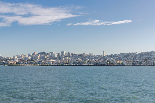 Ciudad de San Francisco, California, Estados Unidos de America desde un barco en movimiento..