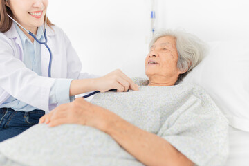 Obraz premium close up hand of doctor, asian female doctor use stethoscope listening and screening old asian patient, elderly health check up , palliative care