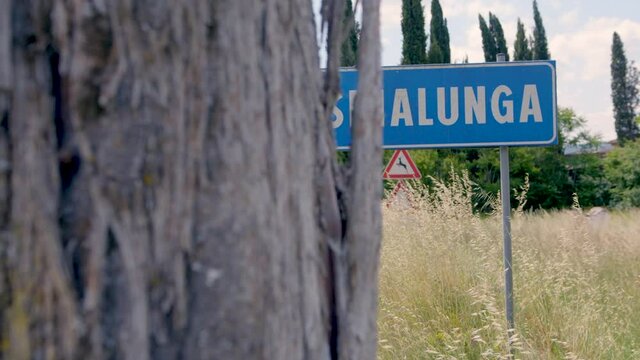 sign of SInalunga in the province of siena with slider