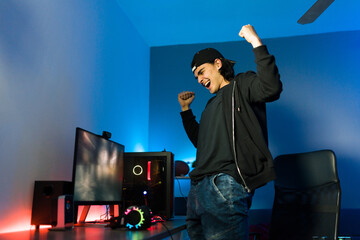 Handsome gamer celebrating his victory in a videogame © AntonioDiaz