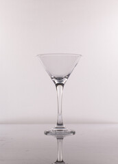 Vaso de vidrio en fondo blanco