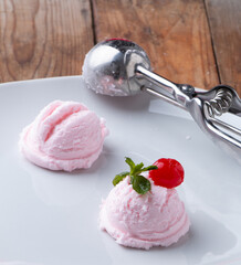 Helsdo de fresa en plato blanco con fondo de madera